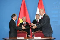 El secretario general del Partido Comunista de Vietnam, Nguyen Phu Trong, y el primer ministro húngaro, Viktor Orbán, presencian la ceremonia de firma del Memorando de Entendimiento entre la Asociación de la Industria del Agua de Hungría y el Comité Popular de la provincia de Thanh Hoa sobre el Proyecto de Suministro de Agua Limpia en la provincia de Thanh Hoa (10 de septiembre de 2018). (Fotografía: VNA)