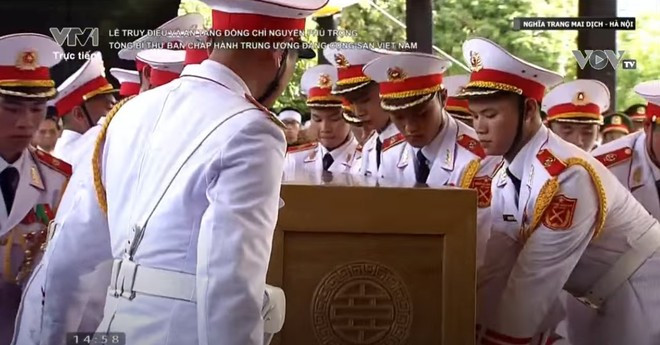 El ataúd del secretario general Nguyen Phu Trong fue colocado en su lugar, preparándose para el sepelio. El ataúd del secretario general Nguyen Phu Trong fue colocado en su lugar, preparándose para el sepelio.