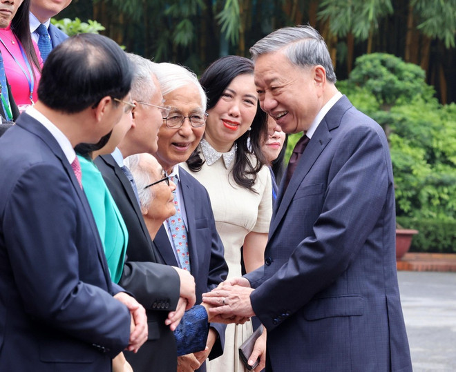 El secretario general y presidente To Lam con destacados vietnamitas en el extranjero que asistieron a la IV Conferencia Mundial de Vietnamitas en el Extranjero y al Foro de Intelectuales y Expertos Vietnamitas en el Exterior, en agosto de 2024. (Foto: VNA)