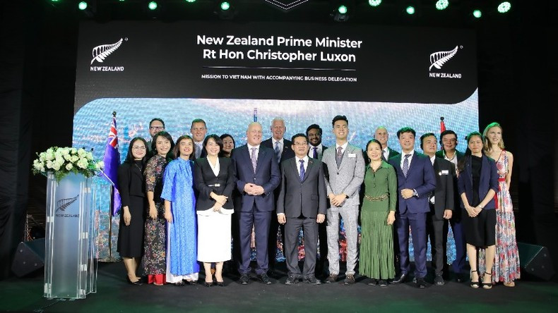 Representantes de FPT Long Chau y socios en la ceremonia de firma.