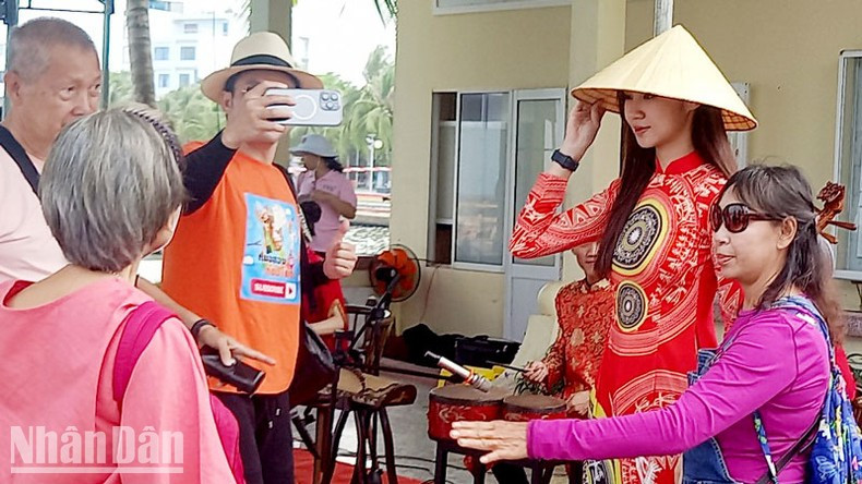 Arriba a Vietnam súper crucero con miles de turistas ảnh 2