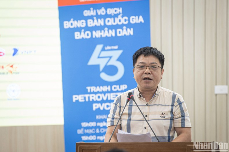 El redactor subjefe de Nhan Dan y subjefe del comité directivo del Campeonato, Que Dinh Nguyen, interviene en la conferencia.