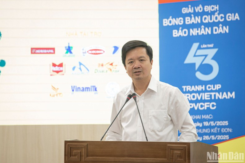 Ta Quang Dung, jefe de la Redacción de Cultura y Artes de Nhan Dan y titular del comité directivo del Campeonato, habla en la rueda.