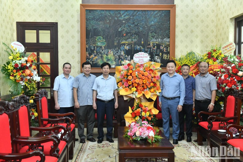 La Asociación de Agricultores de Vietnam felicita a Nhan Dan. (Foto: Dang Khoa)