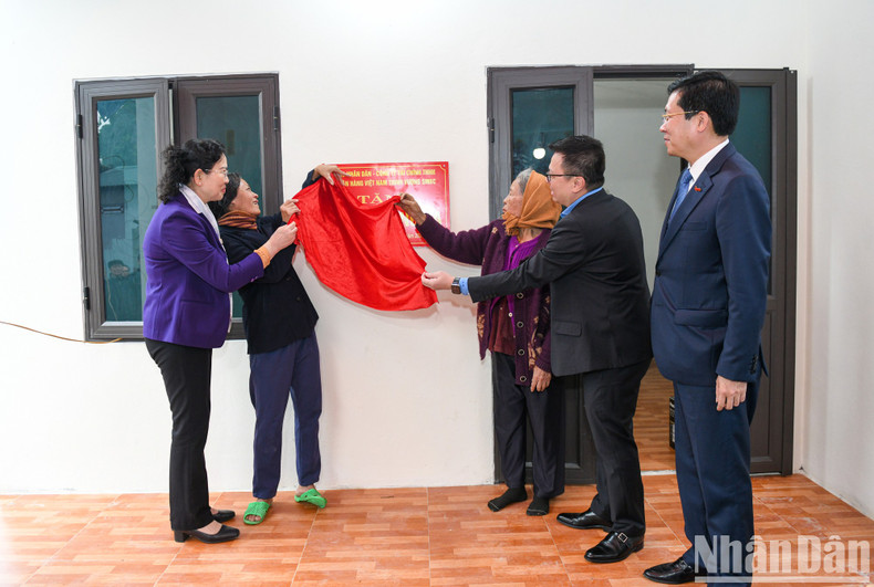 Desvelan una placa conmemorativa en una de las cinco nuevas casas.
