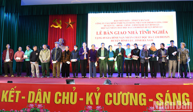 En la ocasión, el periódico Nhan Dan otorgó 60 obsequios a hogares pobres y víctimas del Agente Naranja.