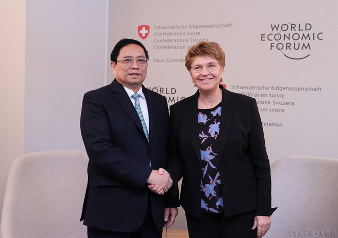 El primer ministro Pham Minh Chinh se reunió con la presidenta suiza, Viola Amherd, en ocasión de su participación en la 54 Reunión Anual del FEM en Davos, Suiza, el 17 de enero de 2024. (Foto: VNA) El primer ministro Pham Minh Chinh se reunió con la presidenta suiza, Viola Amherd, en ocasión de su participación en la 54 Reunión Anual del FEM en Davos, Suiza, el 17 de enero de 2024. (Foto: VNA)