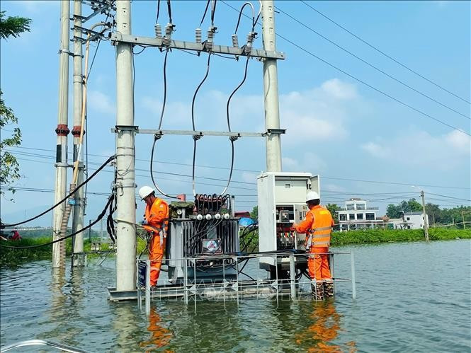 Con el fin de garantizar la seguridad del suministro eléctrico y ayudar a las personas en las zonas inundadas, la Compañía de Electricidad Quoc Oai envió fuerzas para monitorear de cerca la situación y realizar el levantamiento del cable eléctrico fuera del agua. (Foto:VNA) Con el fin de garantizar la seguridad del suministro eléctrico y ayudar a las personas en las zonas inundadas, la Compañía de Electricidad Quoc Oai envió fuerzas para monitorear de cerca la situación y realizar el levantamiento del cable eléctrico fuera del agua. (Foto:VNA)