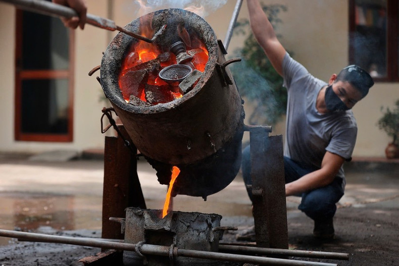 El bronce se funde a una temperatura adecuada antes de ser vertido en los moldes. El bronce se funde a una temperatura adecuada antes de ser vertido en los moldes.