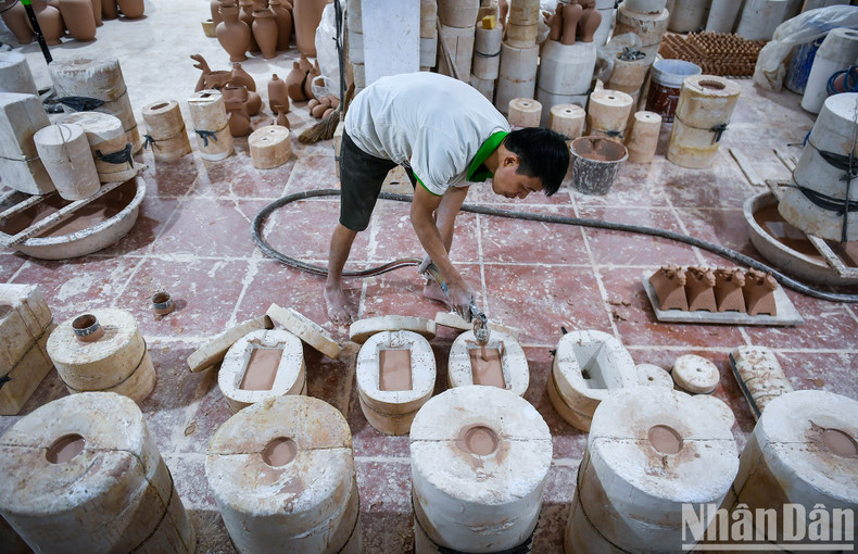 El proceso de creación de productos cerámicos sigue pasos muy estrictos. Después de ser amasada por una máquina, los artesanos rellenarán la arcilla con moldes prefabricados.