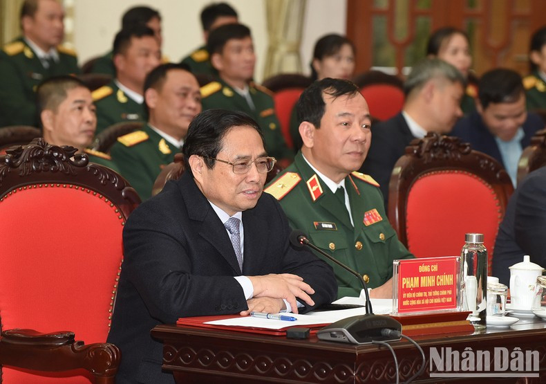 A través de una videoconferencia, el primer ministro vietnamita envía sus mejores deseos del Tet a las unidades adscritas al cuerpo de tanques blindados. A través de una videoconferencia, el primer ministro vietnamita envía sus mejores deseos del Tet a las unidades adscritas al cuerpo de tanques blindados.