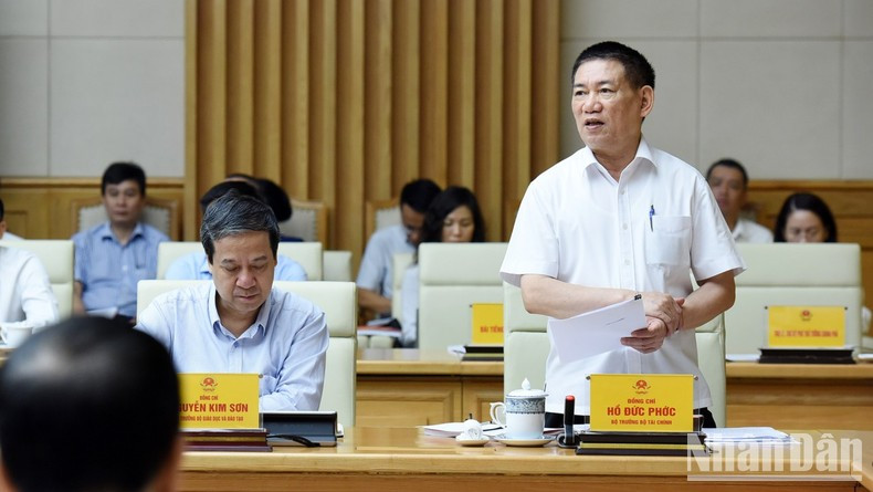 El ministro de Finanzas, Ho Duc Phoc, informa los resultados de un año de implementación de la Directiva 18/CT-TTg del primer ministro y la gestión fiscal para las actividades de comercio electrónico en Vietnam. El ministro de Finanzas, Ho Duc Phoc, informa los resultados de un año de implementación de la Directiva 18/CT-TTg del primer ministro y la gestión fiscal para las actividades de comercio electrónico en Vietnam.