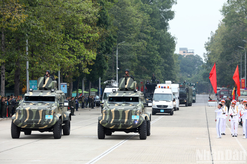 Modernos armamentos en el acto inaugural. Modernos armamentos en el acto inaugural.