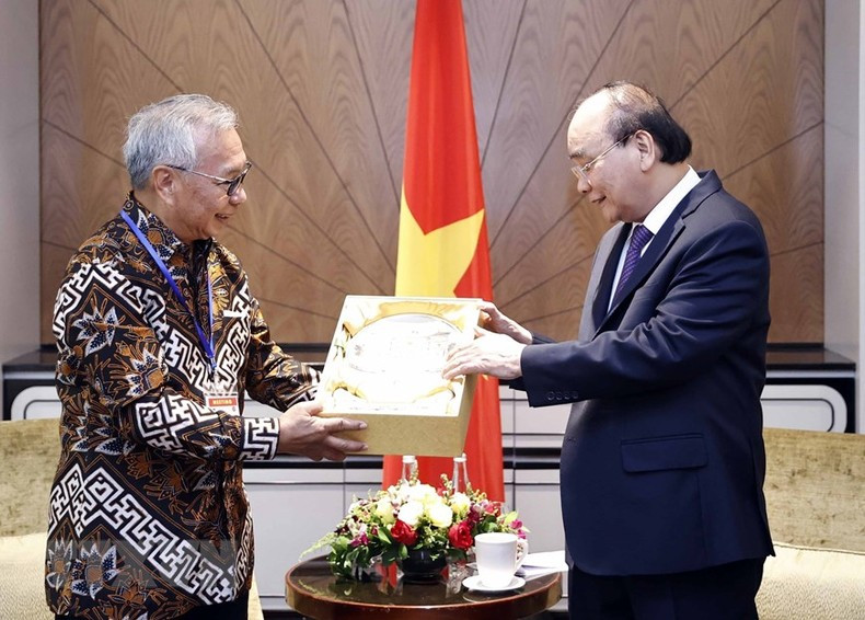 Xuan Phuc entrega regalo a Budiarsa Sastrawinata Xuan Phuc entrega regalo a Budiarsa Sastrawinata