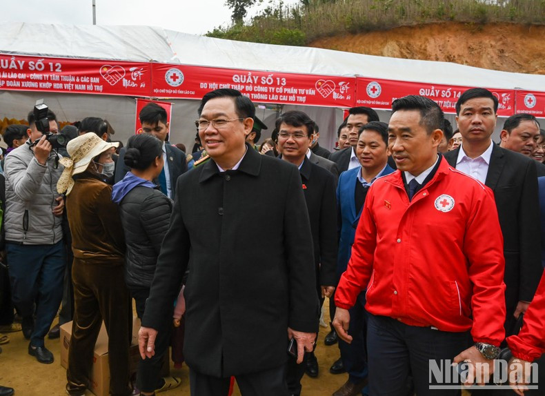 El titular del Parlamento vietnamita, Vuong Dinh Hue, y la delegación en el evento. El titular del Parlamento vietnamita, Vuong Dinh Hue, y la delegación en el evento.