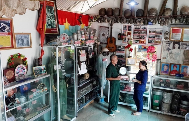 Bui Van Binh, un inválido de cuarto grado, ha viajado por todo el país para recolectar, conservar y exhibir miles de objetos de las guerras en su casa, con el objetivo de honrar a sus compañeros y educar a las generaciones más jóvenes sobre las luchas por la independencia de las generaciones anteriores.