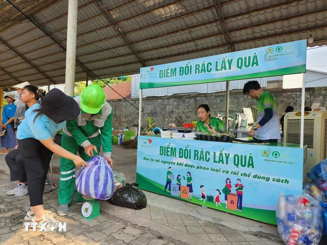 Punto de intercambio de residuos plásticos por regalos en la provincia de Thua Thien-Hue. (Foto: VNA) Punto de intercambio de residuos plásticos por regalos en la provincia de Thua Thien-Hue. (Foto: VNA)