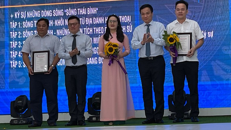 Le Quoc Minh y Trieu The Hung, presidente del Comité Popular de Hai Duong, entregan el primer premio a los autores de notables trabajos periodísticos en 2022.