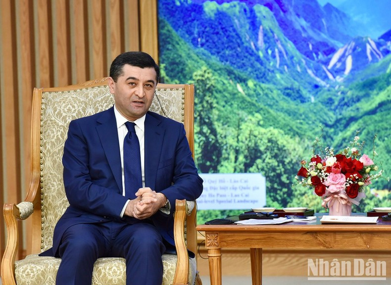 El canciller de Uzbekistán, Bakhtiyor Saidov, afirma que Uzbekistán desea seguir promoviendo la amistad tradicional y la cooperación multifacética con Vietnam, especialmente en economía, comercio e inversión. El canciller de Uzbekistán, Bakhtiyor Saidov, afirma que Uzbekistán desea seguir promoviendo la amistad tradicional y la cooperación multifacética con Vietnam, especialmente en economía, comercio e inversión.