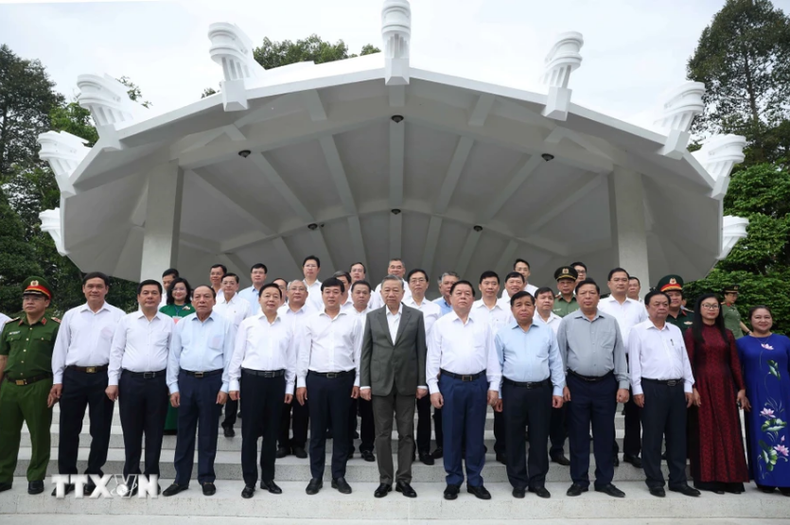 El secretario general del Partido Comunista de Vietnam, To Lam, y los delegados en la zona conmemorativa dedicada a Nguyen Sinh Sac. El secretario general del Partido Comunista de Vietnam, To Lam, y los delegados en la zona conmemorativa dedicada a Nguyen Sinh Sac.