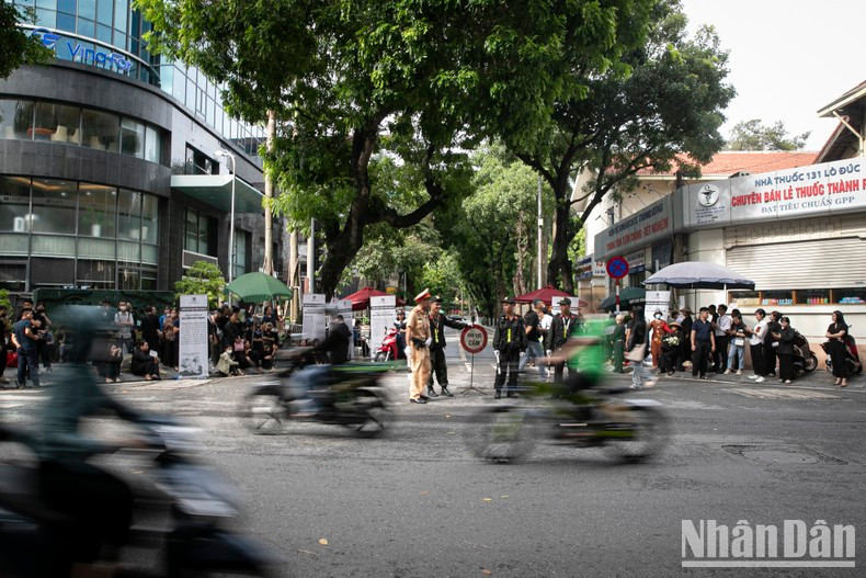 El comité organizador ha instalado vallas alrededor del área de la Casa Funeraria Nacional donde se llevó a cabo el acto de homenaje. El comité organizador ha instalado vallas alrededor del área de la Casa Funeraria Nacional donde se llevó a cabo el acto de homenaje.