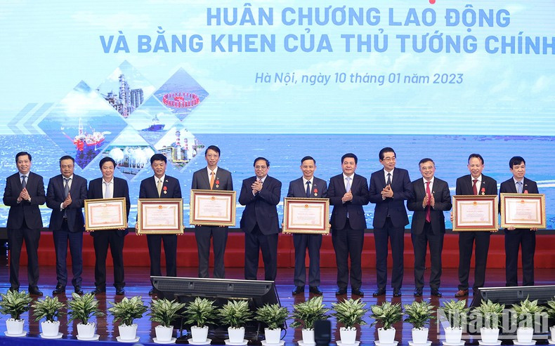 Minh Chinh, los líderes del Grupo y funcionarios con logros destacados.