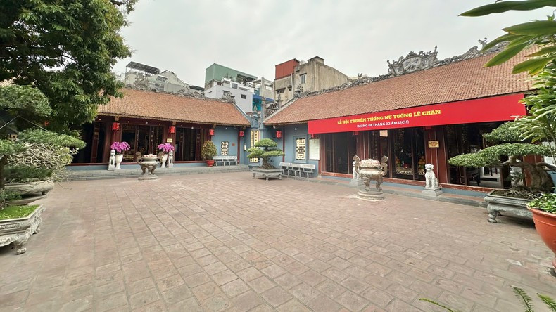 Se ha instalado placa con chips NFC en el templo Nghe, distrito de Le Chan, una reliquia histórica y cultural nacional. Se ha instalado placa con chips NFC en el templo Nghe, distrito de Le Chan, una reliquia histórica y cultural nacional.