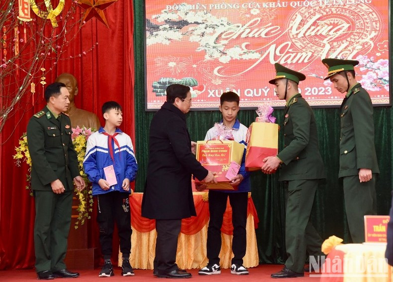 Minh Chinh entrega regalos a los niños adoptados por la estación de guardia fronteriza. Minh Chinh entrega regalos a los niños adoptados por la estación de guardia fronteriza.
