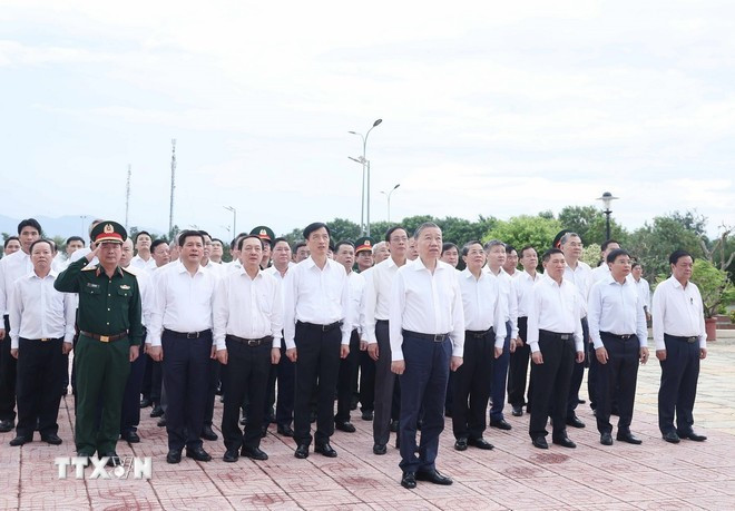 El secretario general del PCV, To Lam, y los delegados conmemoran a los héroes y mártires.