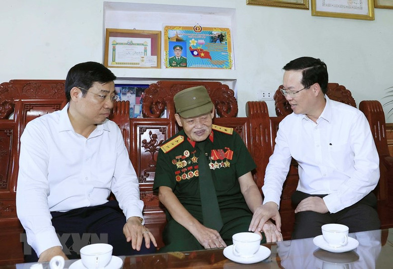 Vo Van Thuong visita y entrega regalos al inválido de guerra Nguyen Van Thong, en la aldea de Tan My, comuna de Dong Son, ciudad de Bac Giang.