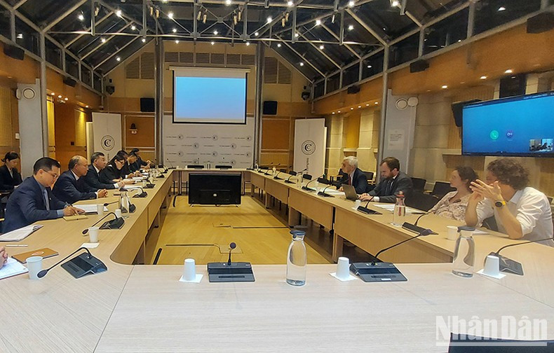 La delegación vietnamita se reúne con el presidente honorario del Tribunal de Cuentas francés, Gilles-Pierre Levy. La delegación vietnamita se reúne con el presidente honorario del Tribunal de Cuentas francés, Gilles-Pierre Levy.