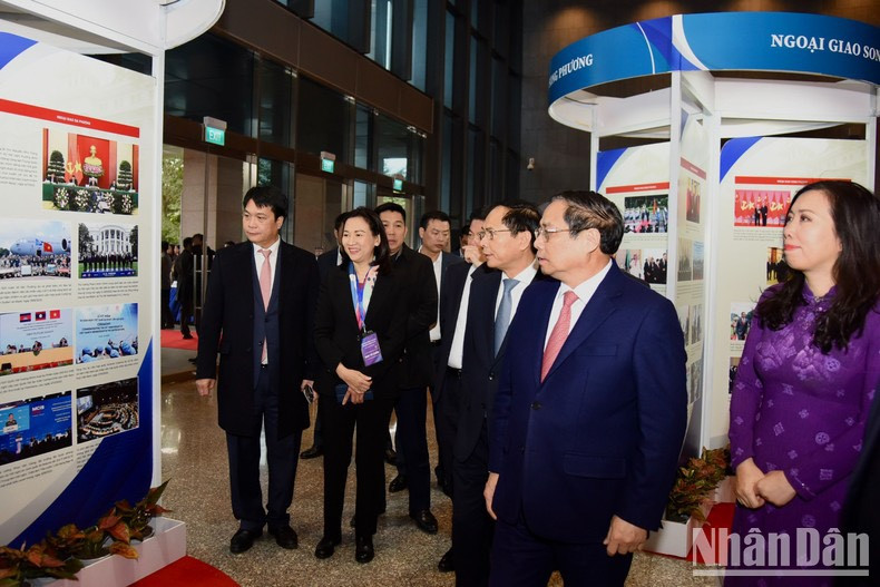 Minh Chinh visita una exposición fotográfica sobre las actividades diplomáticas. Minh Chinh visita una exposición fotográfica sobre las actividades diplomáticas.