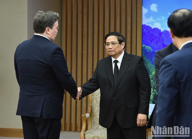 El premier vietnamita, Pham Minh Chinh, da la bienvenida a los delegados estadounidenses. El premier vietnamita, Pham Minh Chinh, da la bienvenida a los delegados estadounidenses.