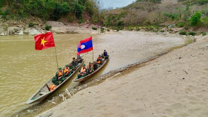 Los días 16 y 17 de marzo, la estación de guardia fronteriza de Keng Du, la guardia fronteriza de la provincia de Nghe An y el Alto Mando de guardia fronteriza de la provincia laosiana de Xieng Khouang organizan patrullas conjuntas de la sección fronteriza de su responsabilidad. Los días 16 y 17 de marzo, la estación de guardia fronteriza de Keng Du, la guardia fronteriza de la provincia de Nghe An y el Alto Mando de guardia fronteriza de la provincia laosiana de Xieng Khouang organizan patrullas conjuntas de la sección fronteriza de su responsabilidad.