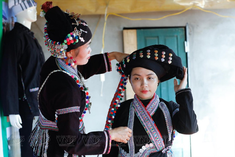 Una turista se viste con el traje tradicional de la etnia Lao. (Foto: Revista Vietnam)