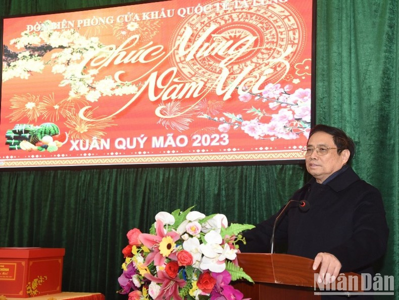 Minh Chinh habla en el acto. Minh Chinh habla en el acto.