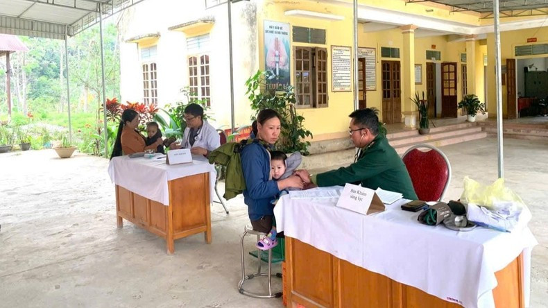 Los médicos de la estación de guardia fronteriza de Na Loi están llevando a cabo una campaña de vacunación contra el sarampión para niños de entre 1 y 6 años, así como un programa de reconocimientos médicos gratuitos y distribución de medicamentos a los habitantes de la zona. Los médicos de la estación de guardia fronteriza de Na Loi están llevando a cabo una campaña de vacunación contra el sarampión para niños de entre 1 y 6 años, así como un programa de reconocimientos médicos gratuitos y distribución de medicamentos a los habitantes de la zona.