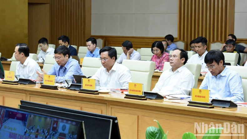 Representantes de ministerios, departamentos y sectores. Representantes de ministerios, departamentos y sectores.