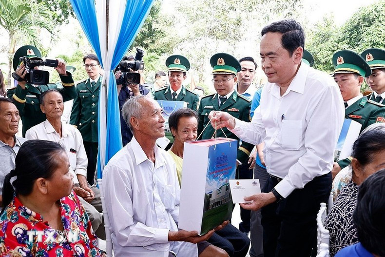 El presidente de la Asamblea Nacional vietnamita, Tran Thanh Man, entrega regalos del Tet a hogares pobres, personas en circunstancias difíciles y minorías étnicas en la comuna de My Long, distrito de Cau Ngang, provincia de Tra Vinh.