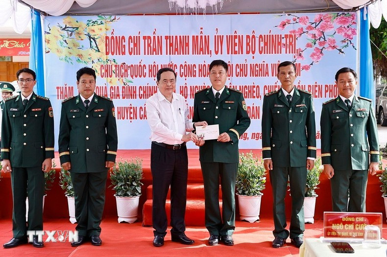 El presidente de la Asamblea Nacional, Tran Thanh Man, entrega obsequios del Tet a los oficiales y soldados de la estación de guardia fronteriza de My Long.