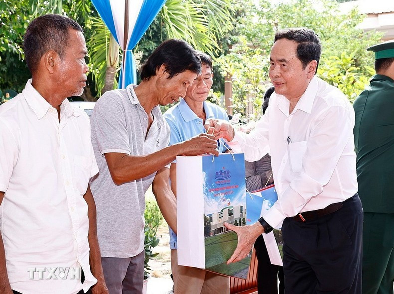 El presidente de la Asamblea Nacional, Tran Thanh Man, entrega regalos del Tet a hogares pobres, personas en circunstancias difíciles y minorías étnicas en la comuna de My Long, distrito de Cau Ngang, provincia de Tra Vinh.