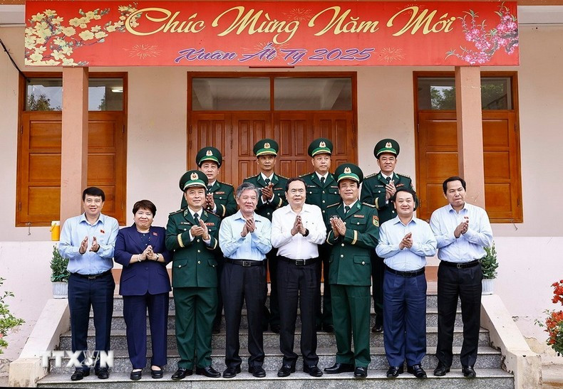 El presidente de la Asamblea Nacional vietnamita, Tran Thanh Man, y delegados en la estación de guardia fronterizo de My Long.