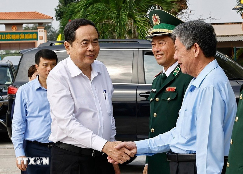 El presidente de la Asamblea Nacional vietnamita, Tran Thanh Man, visita a oficiales y soldados de la estación de guardia fronterizo de My Long. (Foto: Doan Tan/VNA)