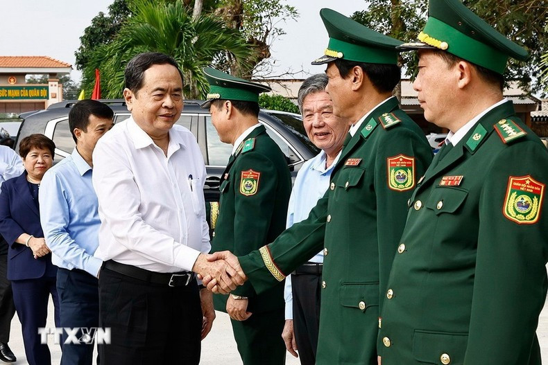 El titular del Parlamento vietnamita, Tran Thanh Man, visita a oficiales y soldados de la estación de guardia fronteriza de My Long.
