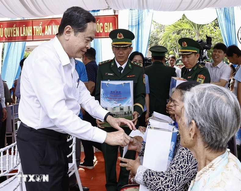 El presidente de la Asamblea Nacional vietnamita, Tran Thanh Man, entrega regalos del Tet a hogares pobres, personas en circunstancias difíciles y minorías étnicas en la comuna de My Long, distrito de Cau Ngang, provincia de Tra Vinh.