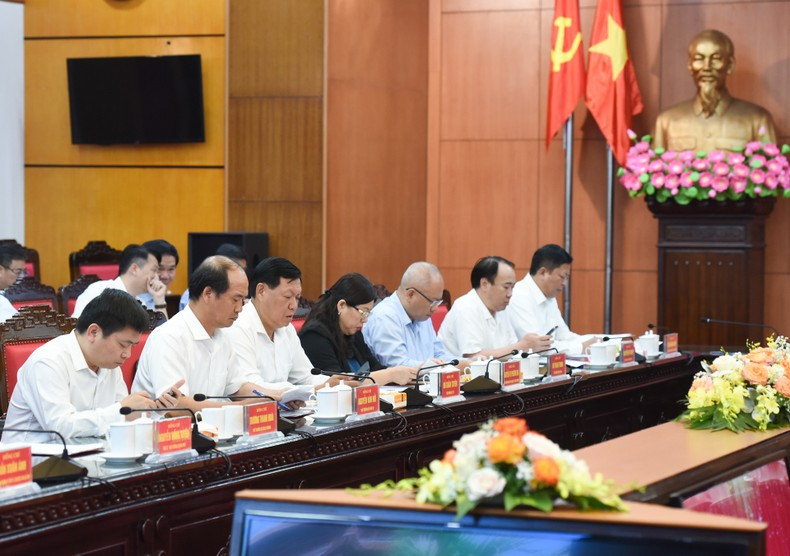 Los representantes de ministerios, departamentos y sectores del Gobierno.