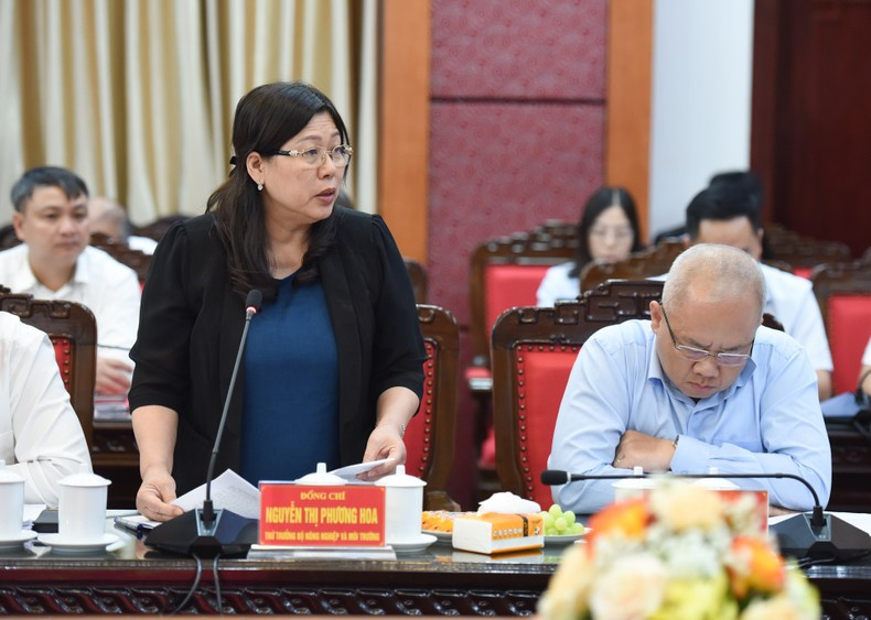 La viceministra de Agricultura y Medio Ambiente, Nguyen Thi Phuong Hoa, habla en el acto.