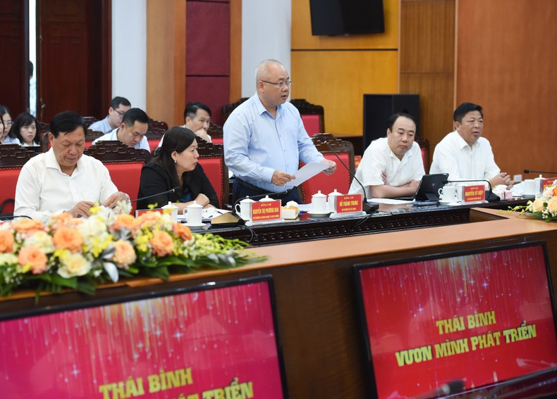 El viceministro de Finanzas, Do Thanh Chung, expresa su opinión.