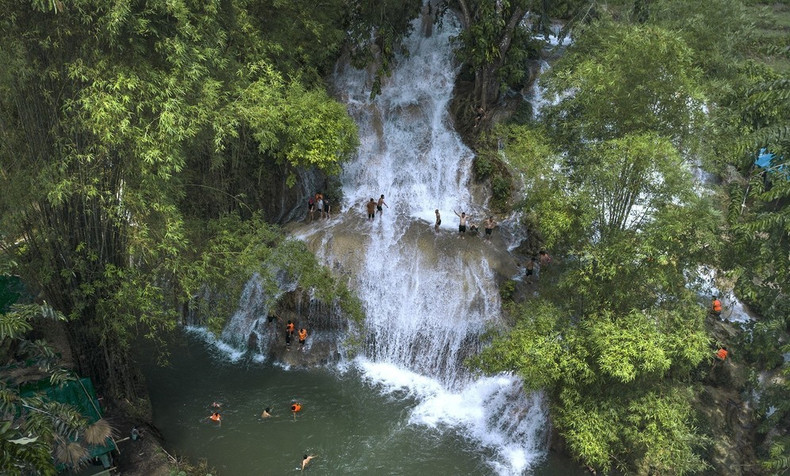 La belleza poética de la cascada de la Luna en el distrito de Tan Lac, Hoa Binh. La belleza poética de la cascada de la Luna en el distrito de Tan Lac, Hoa Binh.