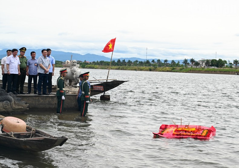 El titular del Parlamento vietnamita realiza una ceremonia de flotar farolillos y guirnaldas de flores en el río Thach Han en memoria de los héroes nacionales.